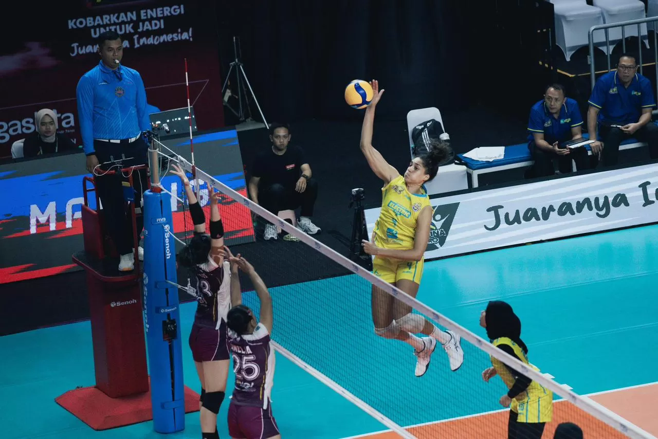 Pemain asing Jakarta Electric PLN Mobile Celeste Plak melakukan smash keras saat menghadapi Bandung BJB Tandamata dalam lanjutan Proliga 2026 yang berlangsung di GOR Ken Arok, Malang, Sabtu (7/2). (Dok. PLN)