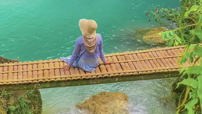 Airnya jernih, suasananya tenang, dan panoramanya bikin jatuh hati.