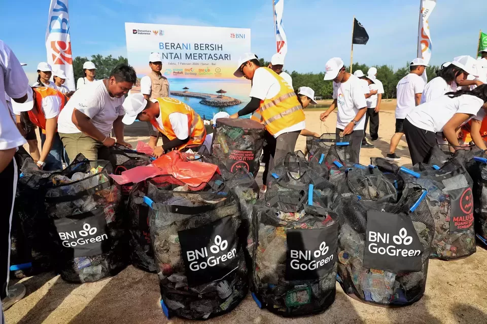 BNI bersama masyarakat dan berbagai pemangku kepentingan menggelar aksi bersih Pantai Mertasari, Bali, pada Sabtu (7/2/ 2026). (DOK. BNI)