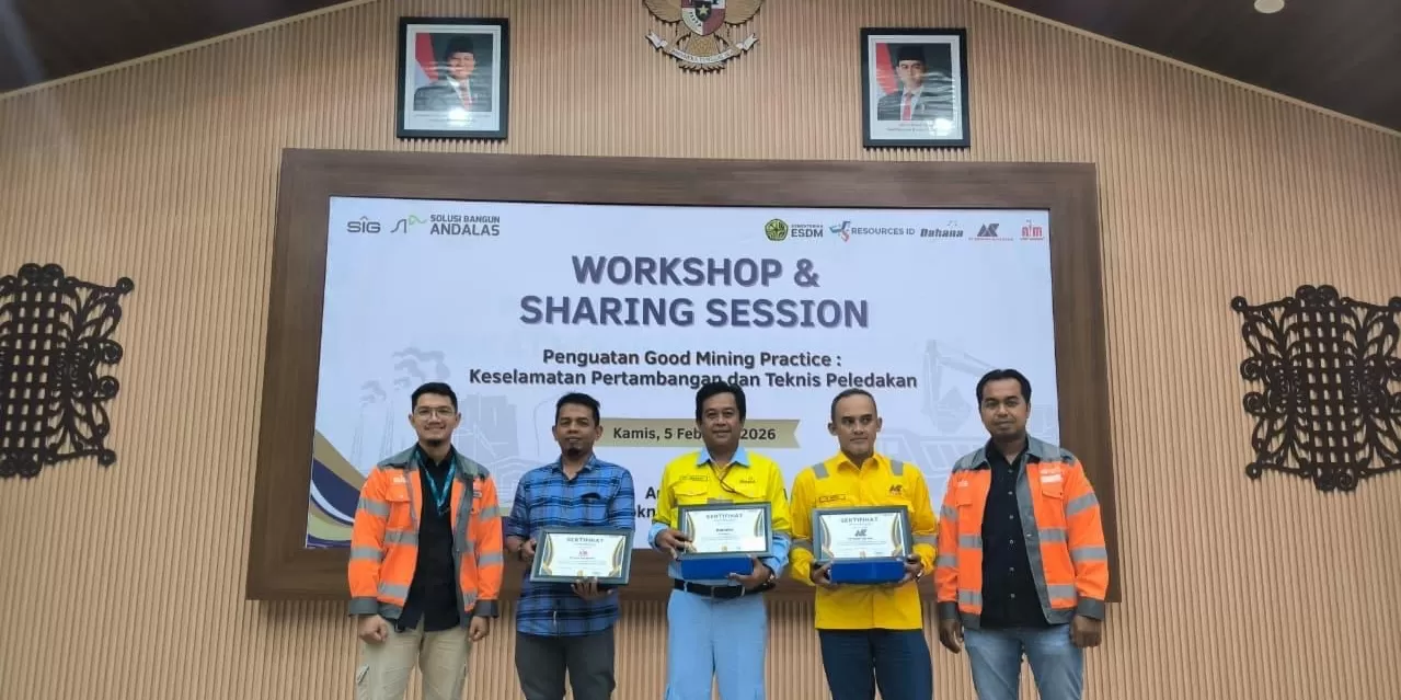 PT Solusi Bangun Andalas memberikan penghargaan kepada PT Dahana atas dukungan operasional tambang yang konsisten sepanjang 2025.