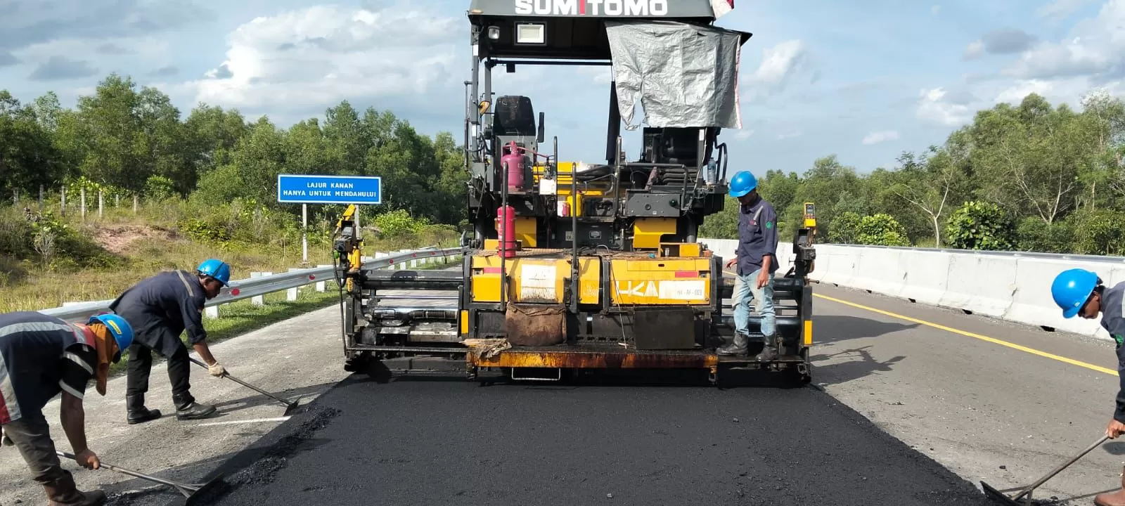 Menjelang periode Lebaran, Hutama Karya melakukan pemeliharaan di berbagai titik Ruas Tol Pekanbaru&ndash;Dumai. 
