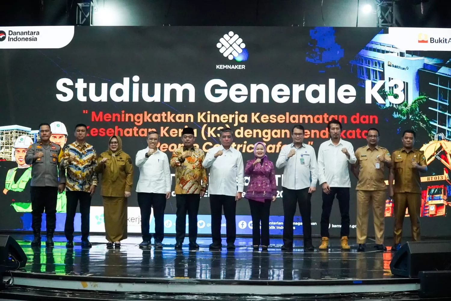 Menaker RI Yassierli meninjau komitmen K3 dan pengelolaan SDM PTBA sebagai fondasi dunia kerja yang aman, produktif, dan berkelanjutan. (ptba.co.id)
