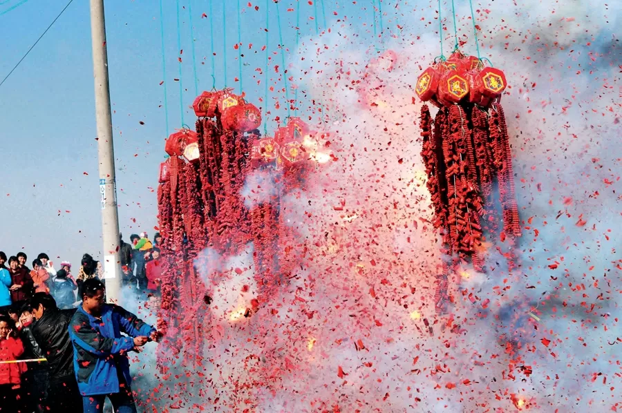 Dulu menyalakan petasan menjadi bagian penting dari tradisi Imlek. Sekarang tradisi ini sudah dilarang di banyak kota.    (chinastory.cn                     )