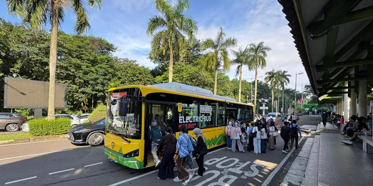 Layanan Bikun UI kini makin praktis dengan bus listrik DAMRI yang beroperasi gratis di area kampus.