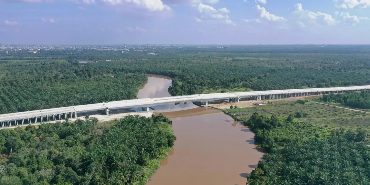 Jembatan Siak yang menjadi bagian Ruas Tol Rengat&ndash;Pekanbaru kini mencapai progres 98 persen dan tengah memasuki tahap akhir pengerjaan.