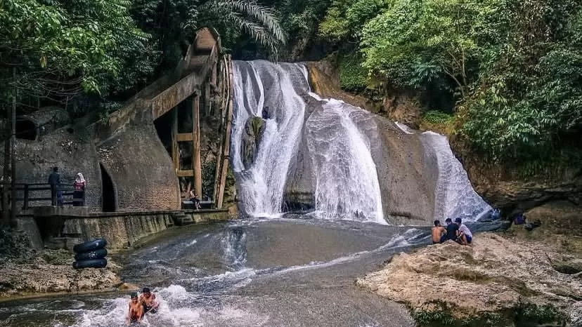 Air Terjun Bantimurung menghadirkan pengalaman wisata alam yang santai dan menyegarkan.