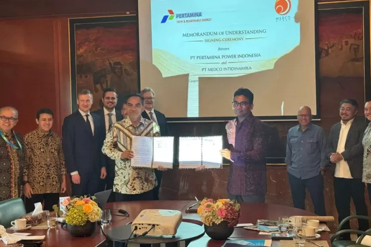 Pertamina NRE dan PT Medco Energi Internasional Tbk melalui afiliasinya PT Medco Intidinamika (MI) menandatangani Nota Kesepahaman (Memorandum of Understanding/MoU). (DOK. Pertamina NRE)