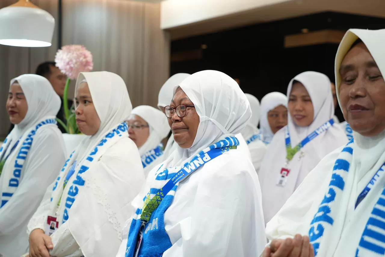 Ibu Siti salah satu dari 101 nasabah Mekaar yang diberangkatkan umrah oleh PNM sebagai bentuk apresiasi perjuangan mereka. (pnm.co.id)