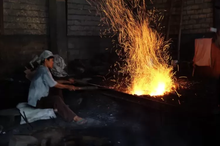Pabrik Gong Pancasan, Bogor, masih mempertahankan proses pembuatan secara tradisional.   (mommynoer.wordpress.com)