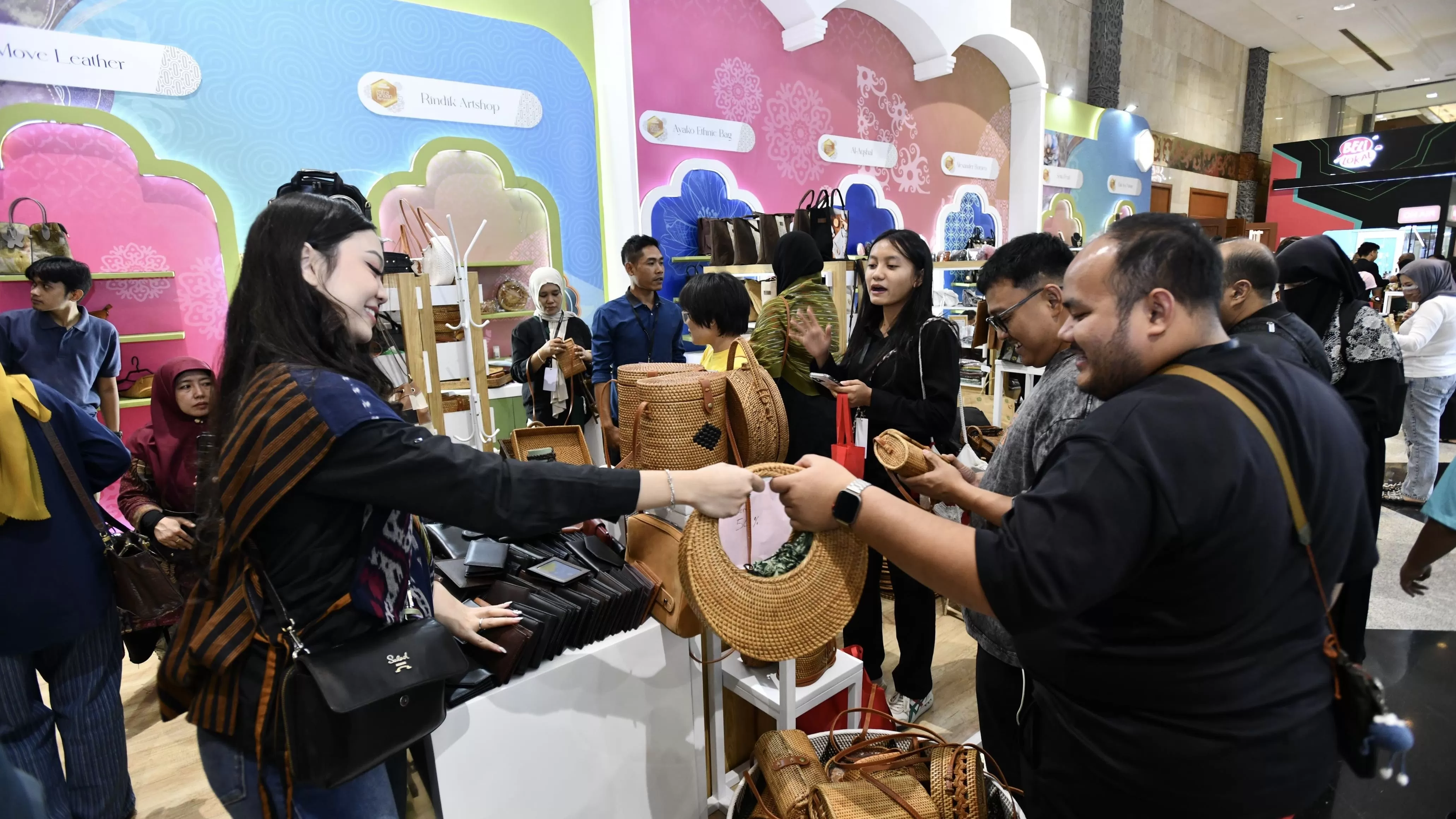 Salah satu pengunjung membeli produk kerajinan di salah satu Booth Mitra Binaan Pertamina diacara International Handicraft Trade Fair (INACRAFT) 2026 di JCC, Minggu (8/2).