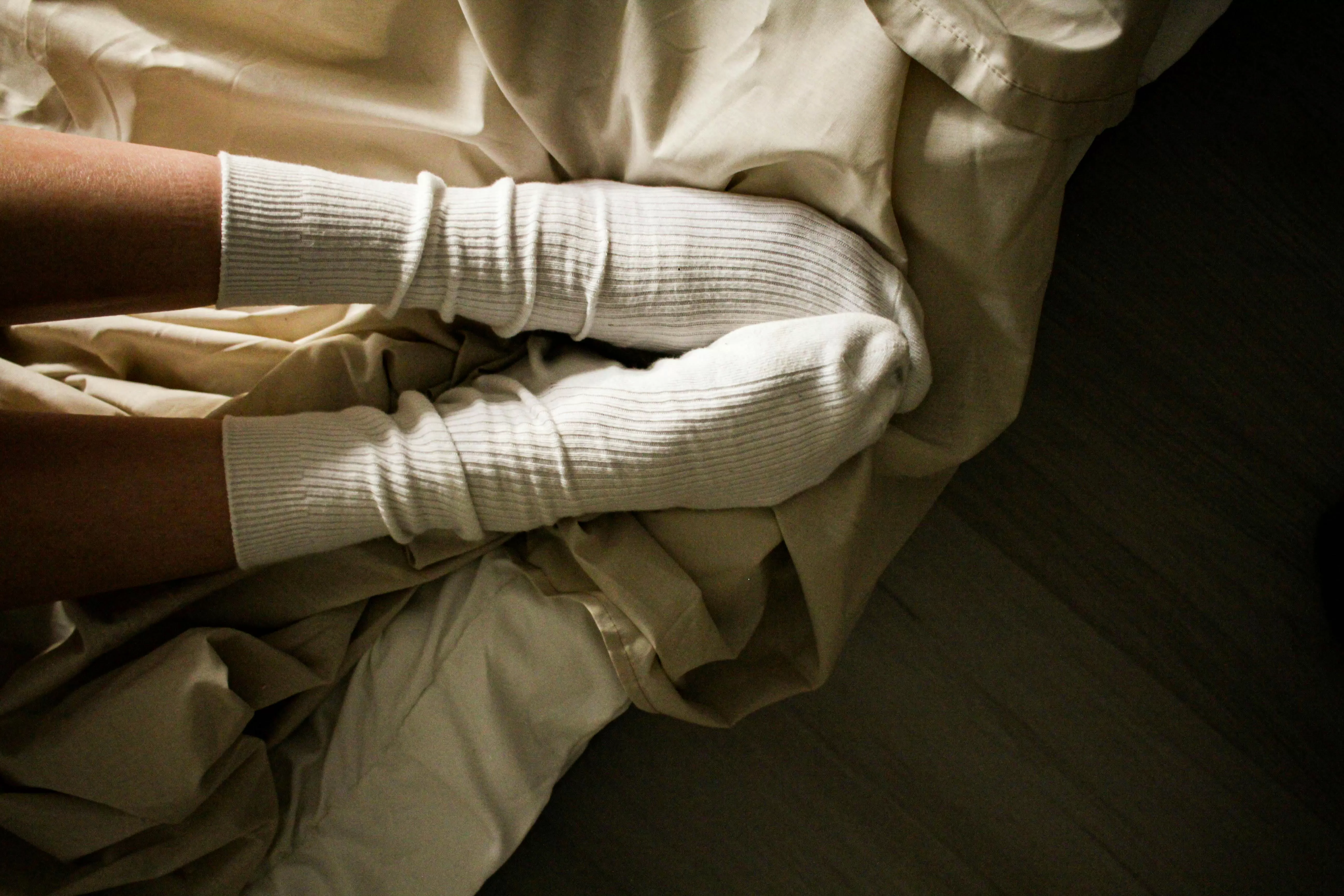 Cara termudah mendapatkan kehangatan di malam hari adalah menggunakan kaos kaki. (Pexels/Sergey Meshkov)