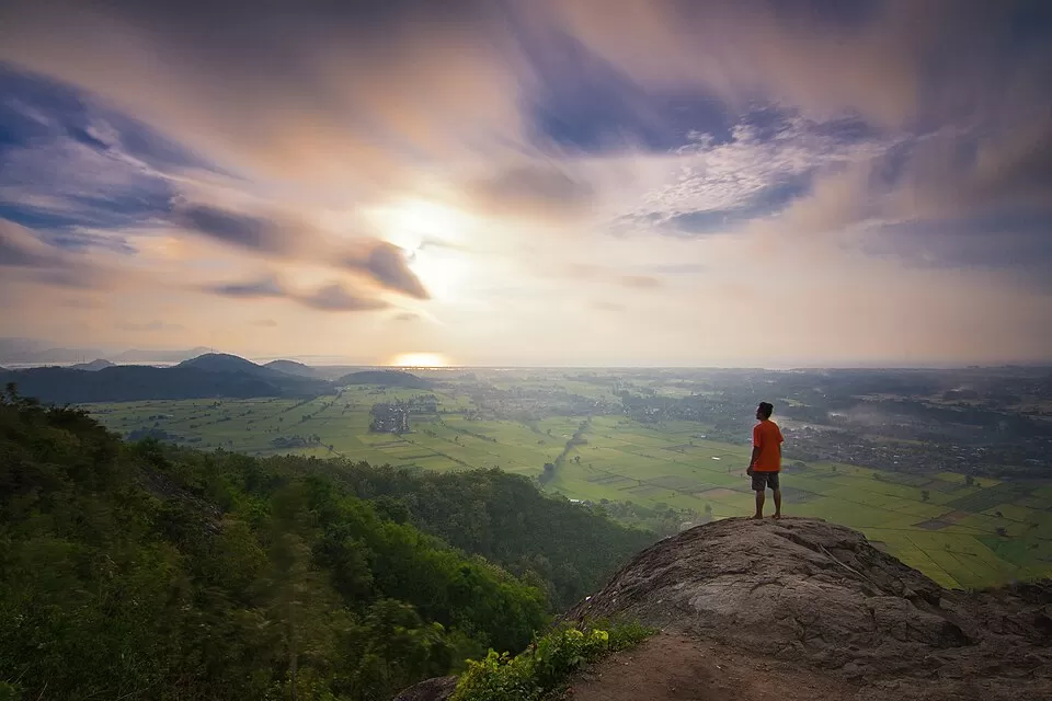 Tinggi Bukit Batu Idung 250 meter. Untuk sampai ke puncak butuh sedikit usaha namun tetap ramah pendaki. (Wikipedia/Ramantara)