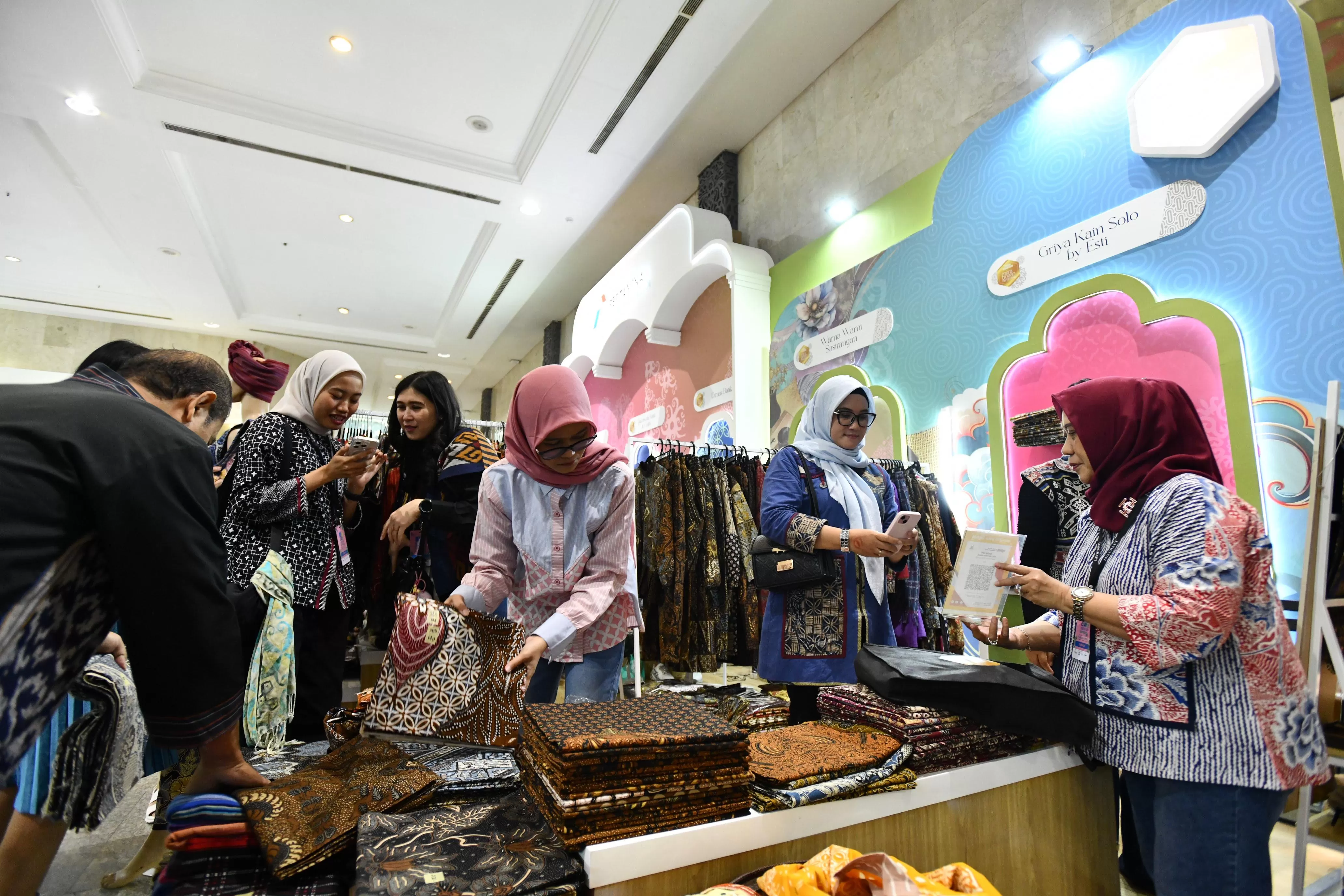 UMKM binaan Pertamina catat transaksi Rp10,4 miliar di INACRAFT 2026, Griya Kain Solo sukses tembus pasar premium dan ekspor. (Dok. Pertamina)