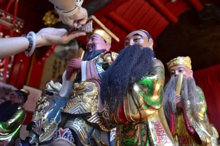 Kimsin merupakan serangkaian upacara membersihkan dan menyucikan rupang (patung) dewa dan dewi di kelenteng. (potretperistiwa.wordpress.com)