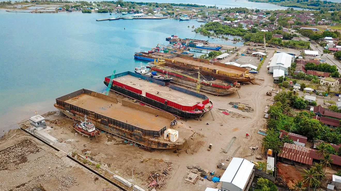 Tampak udara industri galangan kapal di Kabupaten Barru, Sulawesi Selatan yang memanfaatkan program Electrifying Marine. Seluruh peralatan operasional telah menggunakan listrik (Dok. PLN)
