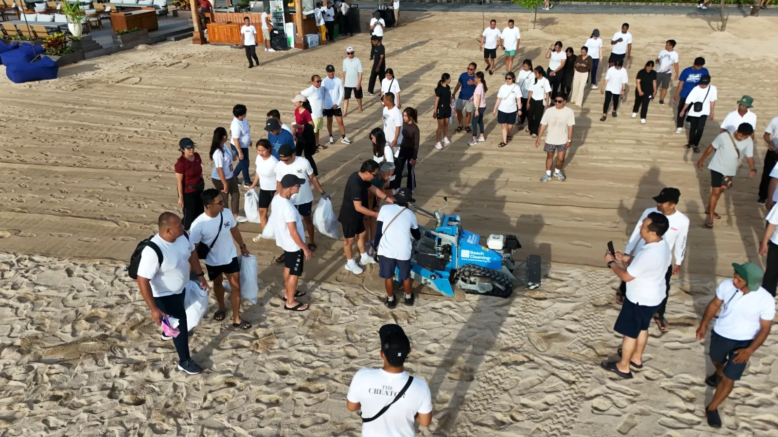Kolaborasi The Meru Sanur dan Bali Beach Hotel dengan Pemkot Denpasar dan BHA bersihkan Pantai Segara Ayu, kumpulkan 10 kg sampah. (Dok. The Meru Sanur & Bali Beach Hotel, The Heritage Collection)