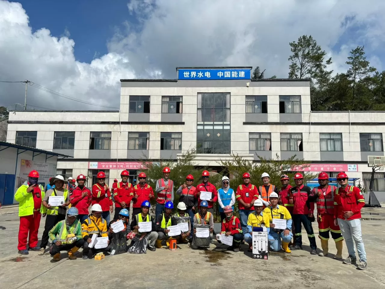 PT Dahana dinobatkan sebagai Best Company K3 2026 atas disiplin ESHSS di proyek Upper Cisokan. (dahana.id)