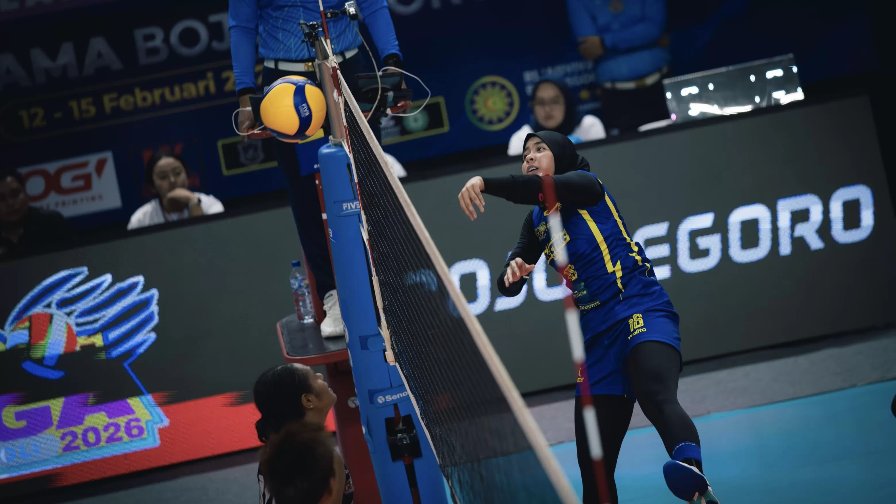 Para pemain Jakarta Electric PLN Mobile merayakan kemenangan setelah mampu mengalahkan Medan Falcons dengan skor 3-0 dalam lanjutan Proliga 2026 putaran kedua yang berlangsung di GOR Utama Bojonegoro.