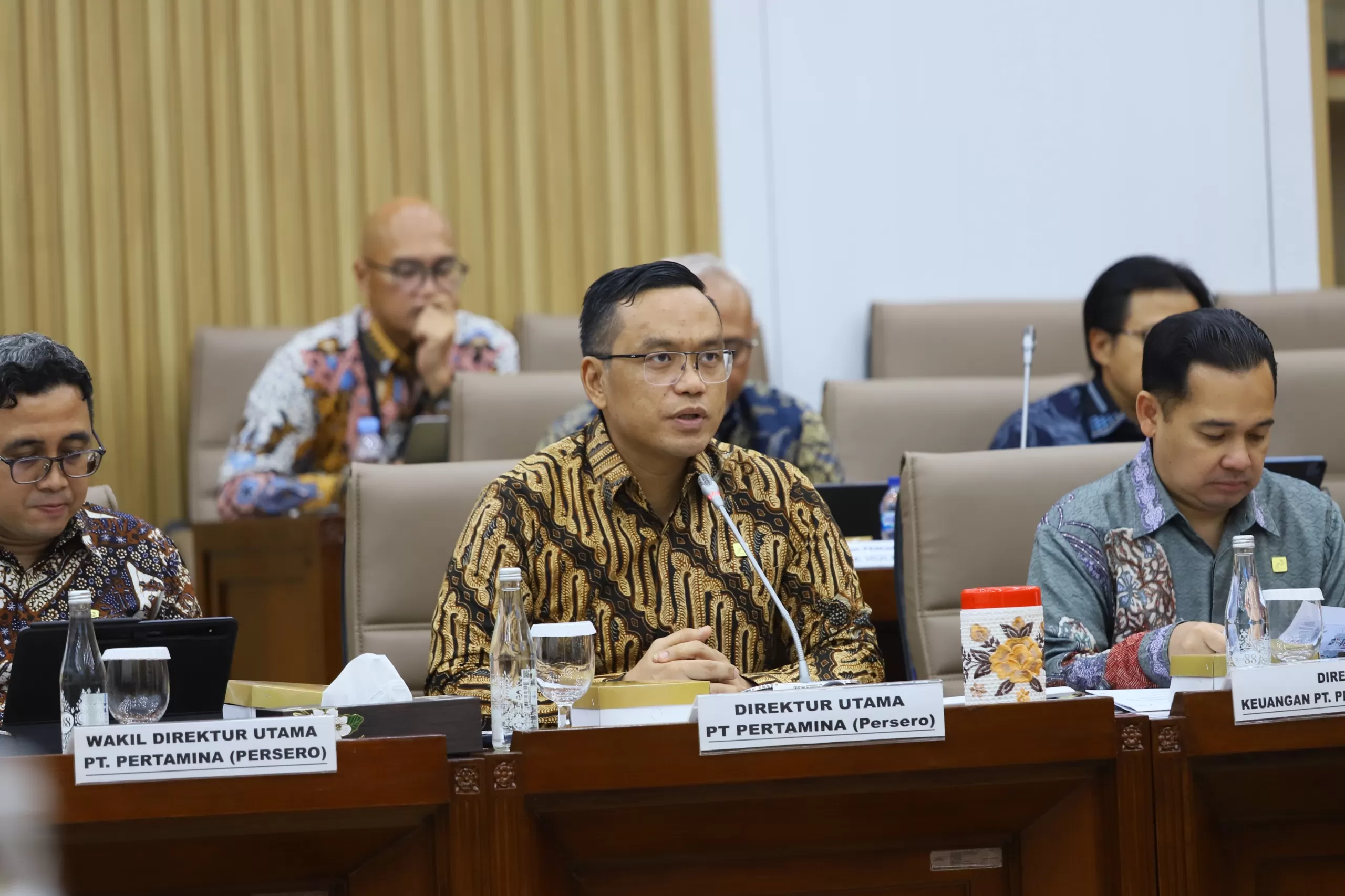 Direktur Utama PT Pertamina (Persero), Simon Aloysius Mantiri, dan Jajaran Direksi Memaparkan Materi pada Rapat Komisi VI DPR RI, Jakarta (11/02/2026). (Dok. Pertamina)