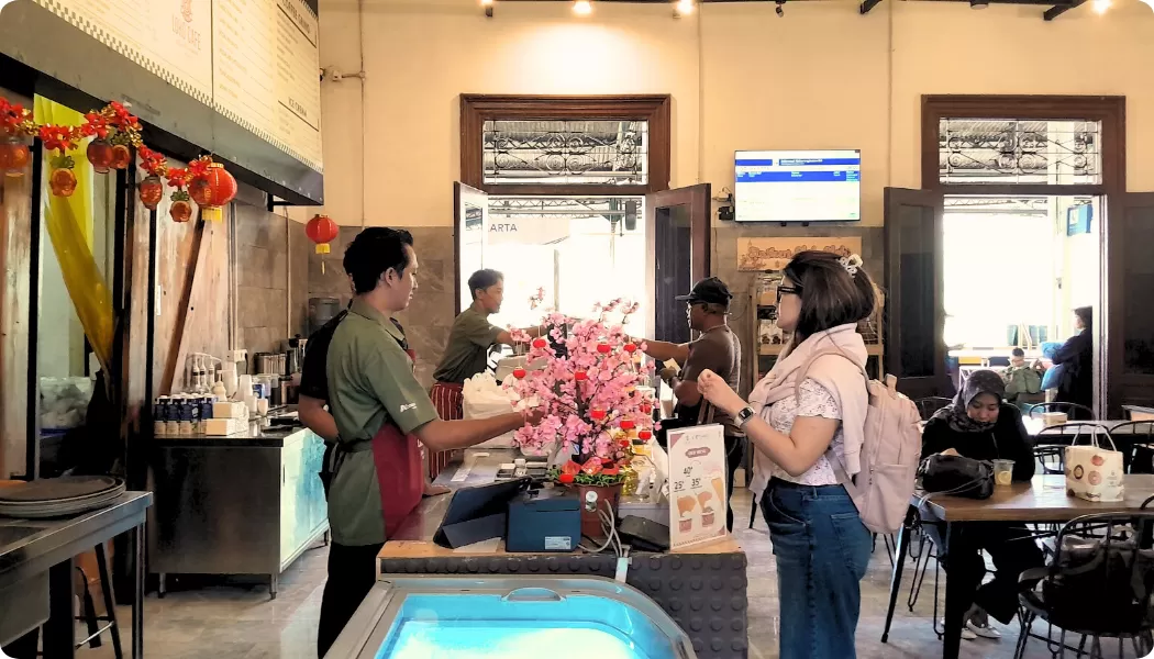 Sambut Imlek, KAI Services hadirkan dekorasi Imlek dan menu khas di Loko Caf&eacute; Malioboro dan Tugu Yogyakarta. (reska.id)