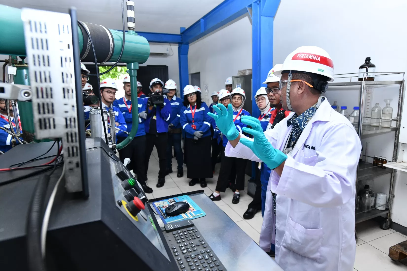 Kunjungan Pertamina bersama Pemimpin Redaksi dan Perwakilan media nasional ke Integrated Terminal Jakarta melihat proses penyaluran distribusi dan monitoring keandalan kualitas produk BBM, Jumat(13/2) (Dok. Pertamina)