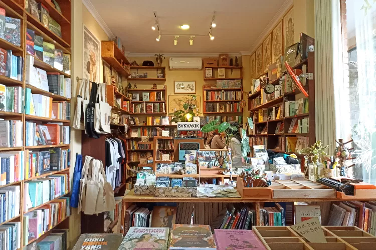 Bagian dalam Toko Buku Akik, desainnya sangat nyaman dan aestetik ala Studio Ghibli.   (bandungdiary.id)