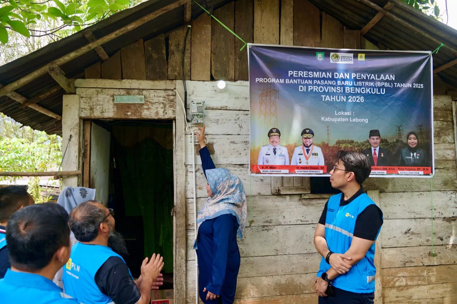Simbolis penyalaan listrik di salah satu rumah penerima manfaat program BPBL di Kabupaten Lebong, Bengkulu oleh Kepala Dinas ESDM Provinsi Bengkulu, Rico Yulyana (kedua dari kanan) pada Sabtu (7/2). (Dok. PLN)