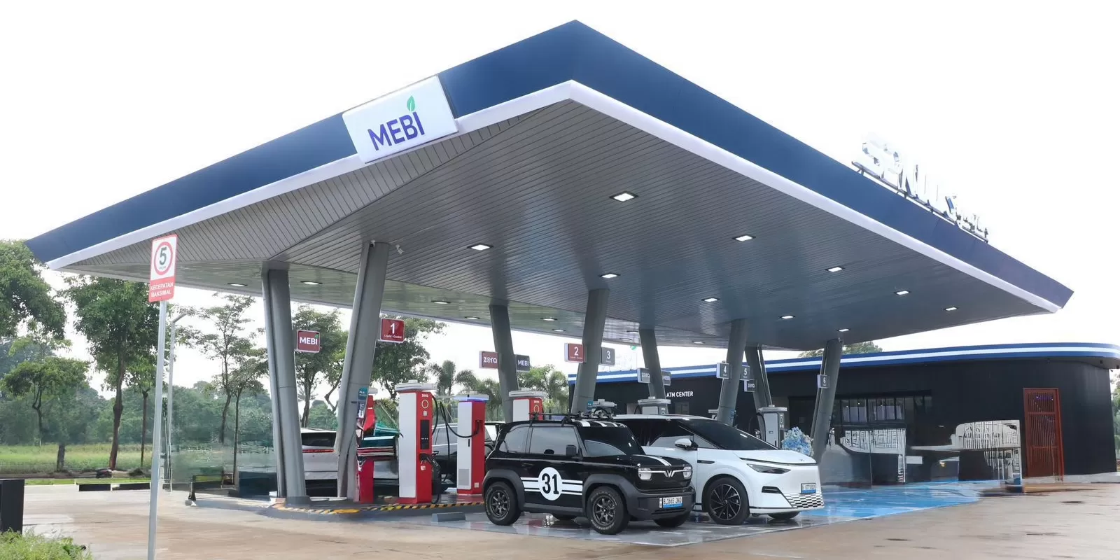 SPKLU Center Signature berkapasitas 400 kW di Scientia Garden, Gading Serpong, Kabupaten Tangerang.