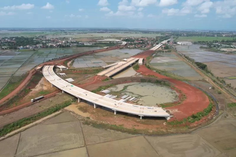 WIKA terus mempercepat pembangunan Tol Akses Patimban untuk memperkuat konektivitas pelabuhan, kawasan industri, dan jaringan logistik nasional.