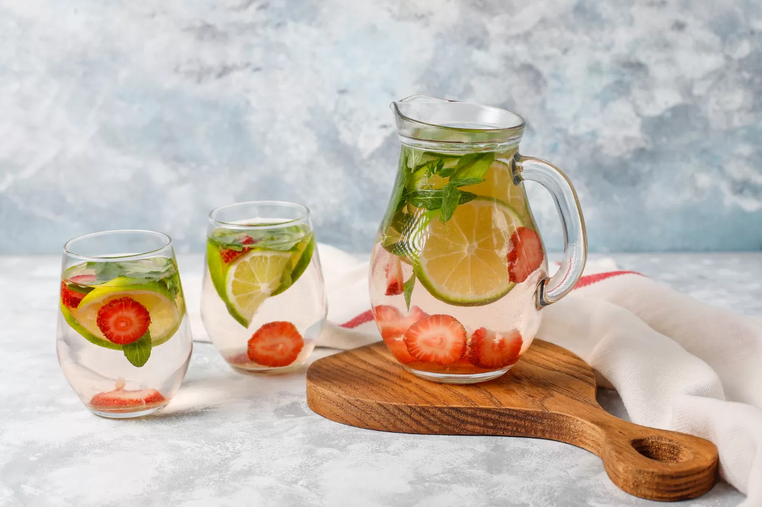 Ilustrasi - Infused water, salah satu minuman untuk cegah dehidrasi saat cuaca panas. (Freepik/azerbaijan_stockers)