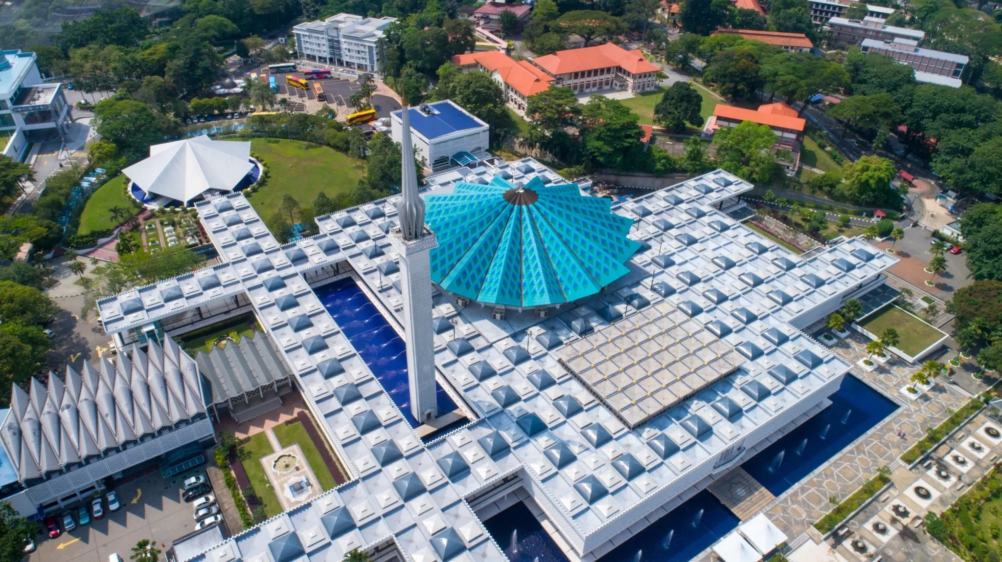 Masjid Negara tampak dari atas, masjid kebanggaan warga Malaysia yang didirikan tahun 1965 sebagai simbol kemerdekaan dan persatuan negara. (Facebook/Tourism Malaysia)
