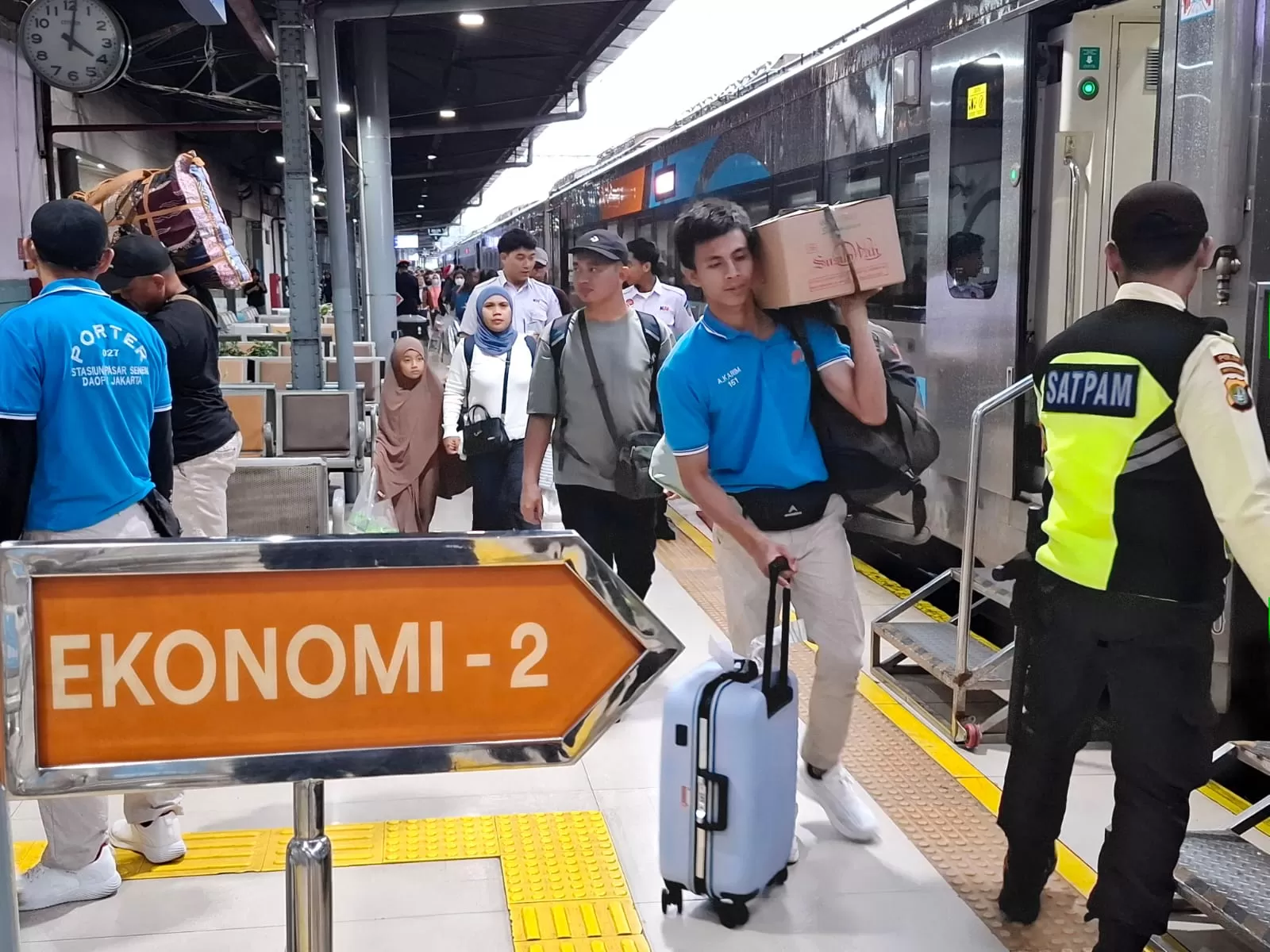 Arus balik Imlek 2026 diperkirakan capai 172 ribu penumpang. KAI layani lebih dari 985 ribu tiket terjual selama 13&ndash;17 Februari 2026. (Dok. KAI)