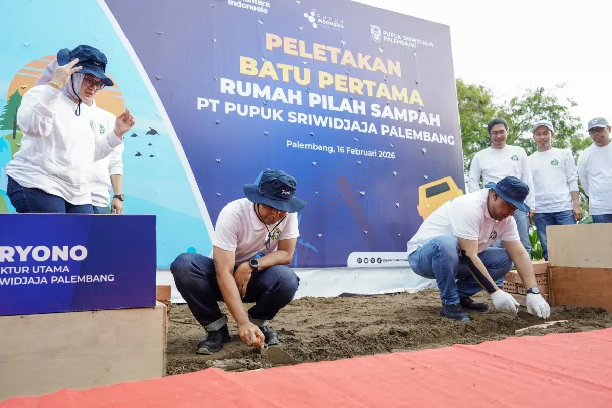 PT Pusri Palembang melaksanakan kegiatan peletakan batu pertama pembangunan Rumah Pilah Sampah yang dikolaborasikan dengan aksi korve bersih sampah, Senin (16/2/2026). (DOK. PT Pusri Palembang)