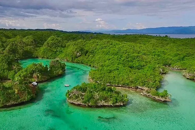 Pulau Muna, Sulawesi Selatan, termasuk pulau dengan ukuran sedang. Luasnya sekitar 100.000 kilometer persegi.   (tempatwisata.pro)