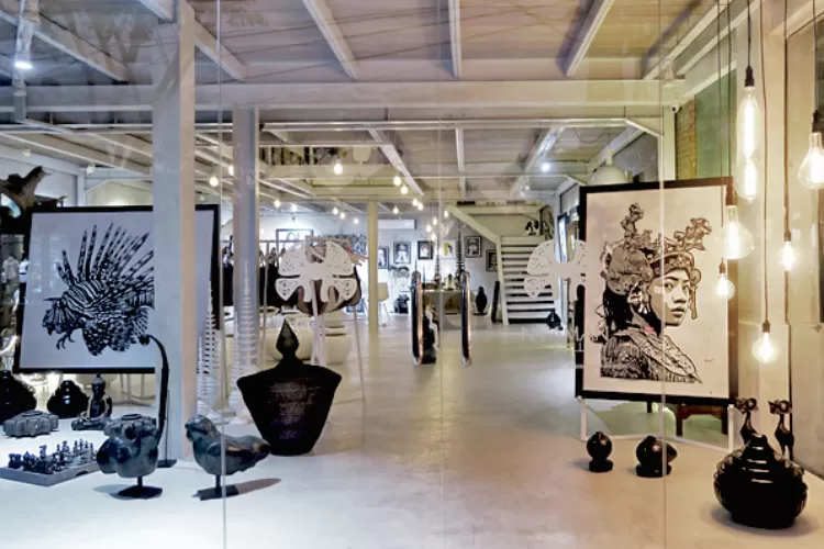 Nyaman Gallery yang berada di Seminyak ini berdiri tahun 2013 sebagai tempat pameran seni kontemporer.   (villa-finder.com)