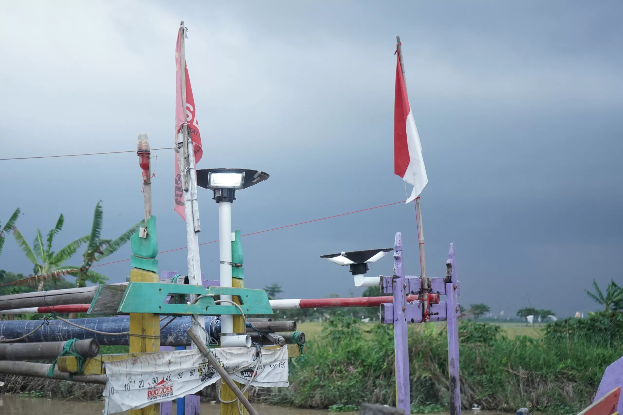 Energi matahari kini ikut menerangi aktivitas melaut nelayan Cilamaya. Teknologi sederhana ini menghadirkan dampak besar bagi keamanan dan produktivitas mereka.