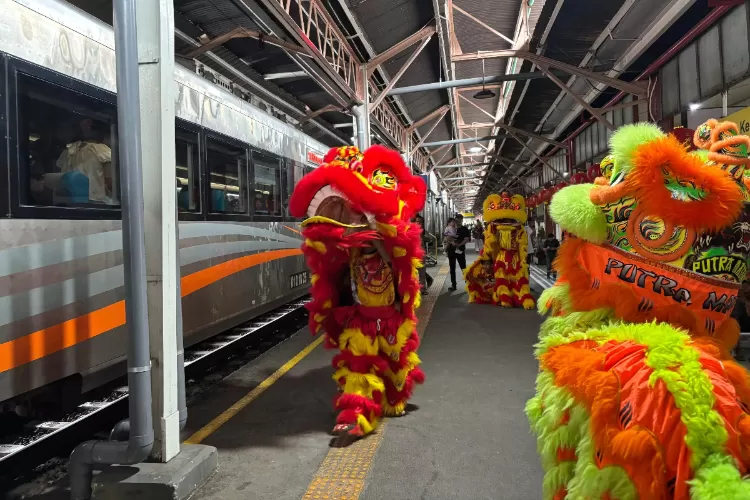 Atraksi barongsai meriahkan kereta api di Semarang Tawang saat Imlek 2026.  (DOK. KAI via radarbanyuwangi.jawapos.com)