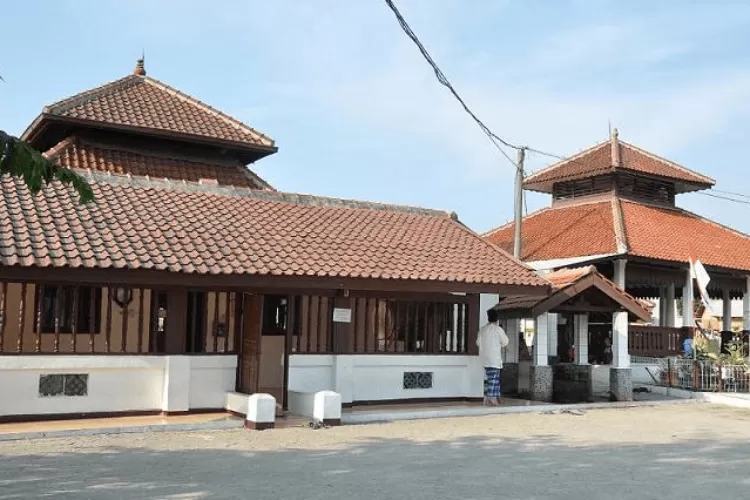 Masjid Al Alam Marunda berada di Cilincing didirikan pada abad ke 16.   (kontraktorkubahmasjid.com)