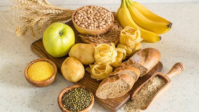 Selama puasa, pilih konsumsi karbohidrat kompleks. Ini sifatnya mengenyangkan tanpa membuat berat badan naik, seperti nasi merah, ubi jalar, oatmeal, dan kentang. (heart.org)
