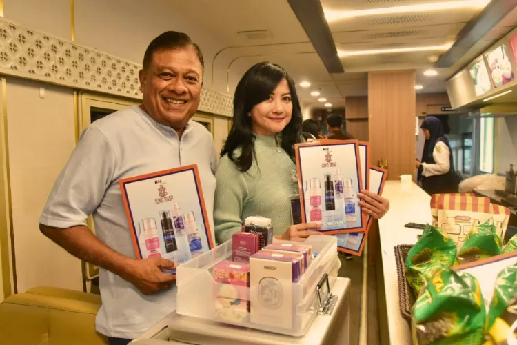 Peluncuran uji coba perdana penjualan merchandise di atas kereta melalui kolaborasi dengan King Power Traveller (KPT) pada Kamis (19/2) di Stasiun Gambir Jakarta. (reska.id)