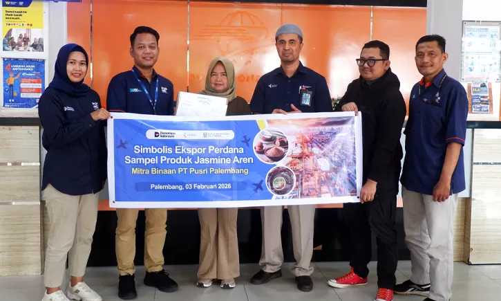 PT Pusri Palembang, melalui program TJSL, memfasilitasi penyerahan simbolis pengiriman sampel produk Jasmine Aren ke pembeli dari Hongkong. (pusri.co.id)