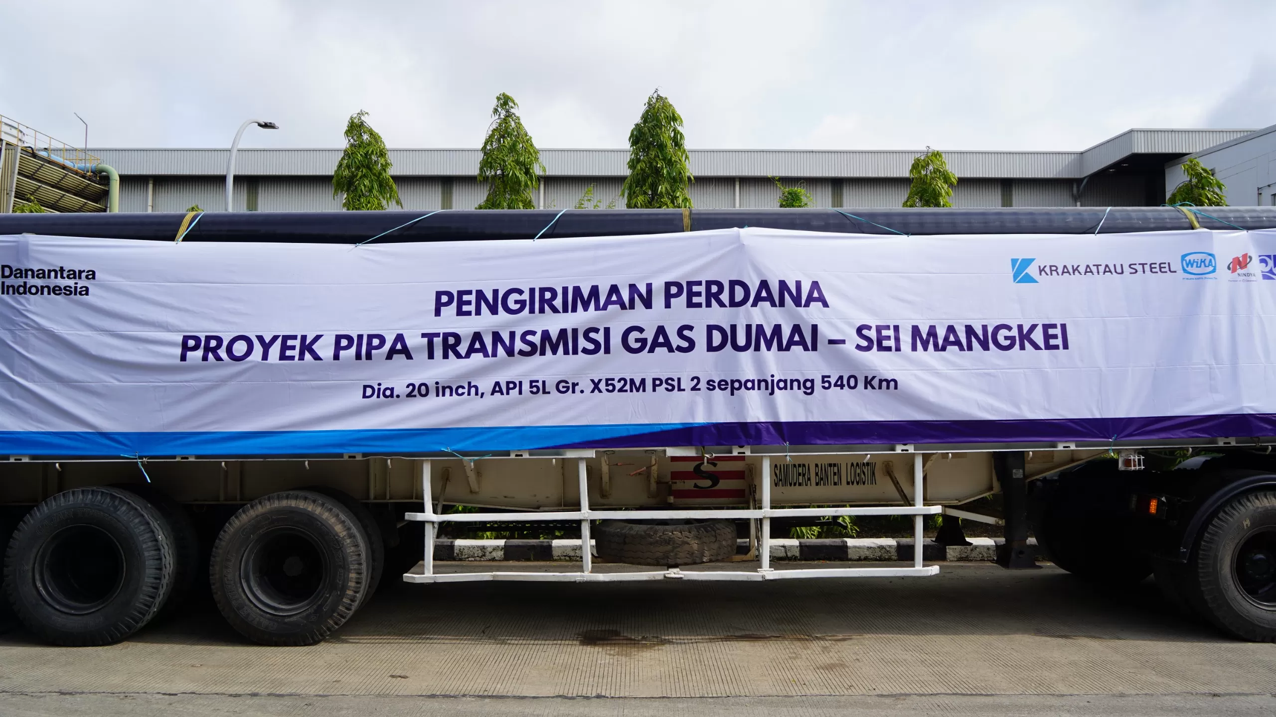 memulai pengiriman perdana pipa baja untuk Proyek Strategis Nasional (PSN) Pipa Gas Transmisi Dumai&ndash;Sei Mangkei (Dusem).   (DOK. Krakatau Steel)