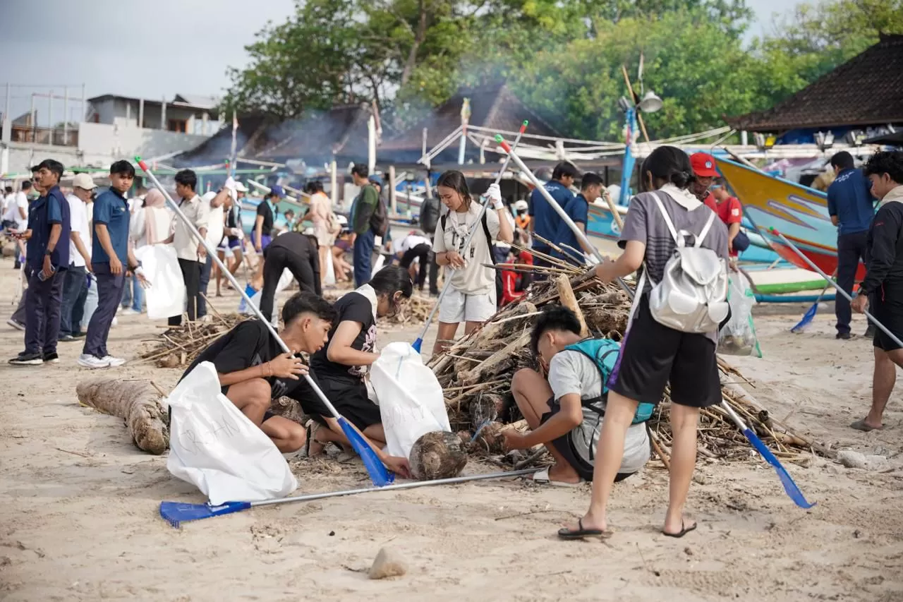 InJourney berkolaborasi bersama Pandawara Group melakukan aksi Beach Clean Up di Pantai Kelan, Bali, Rabu (18/2/2026). (DOK. InJourney)