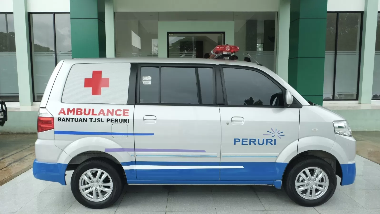 Bantuan ambulans dari PERURI.