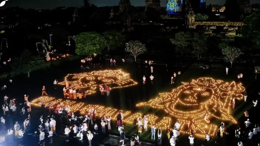 Ribuan dipa menyala di pelataran Candi Prambanan, menghadirkan suasana sakral sekaligus magis.