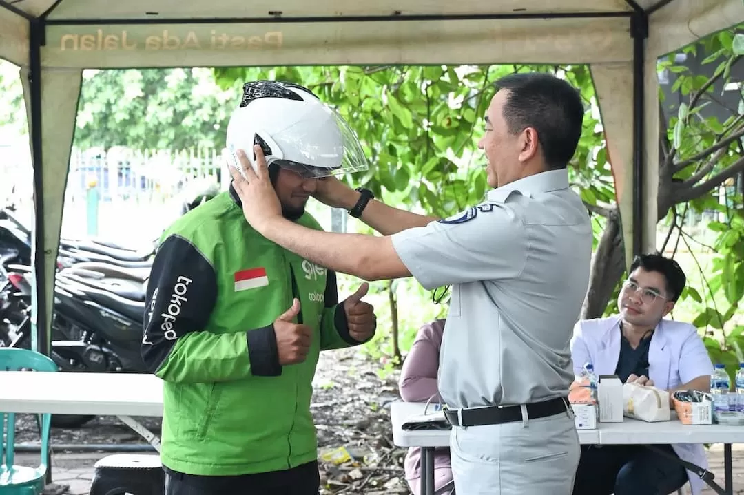 Jasa Raharja perkuat kolaborasi dengan komunitas ojol lewat pelatihan PPGD, pengobatan gratis, dan bantuan sosial. (jasaraharja.co.id)
