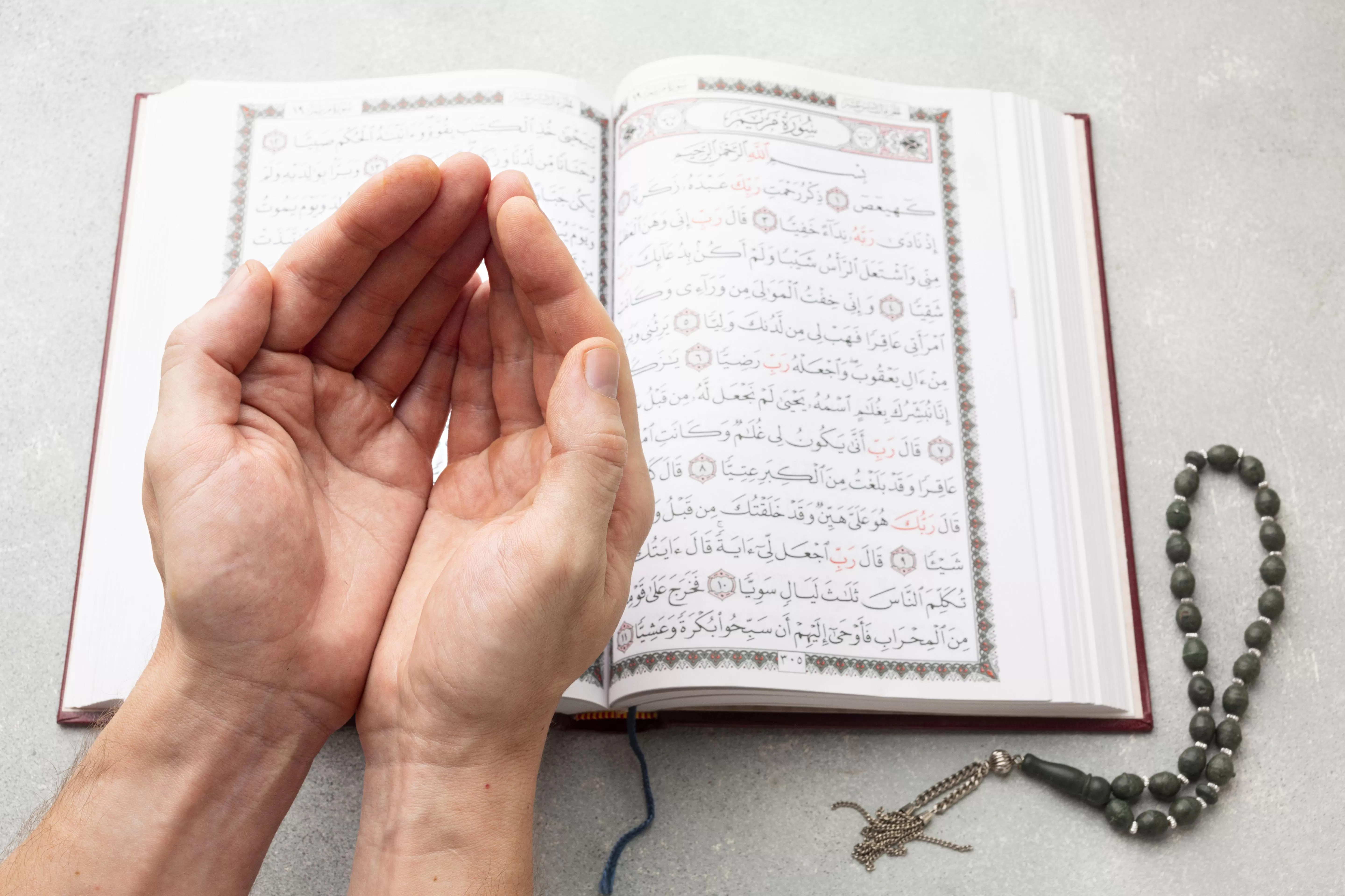 Ilustrasi - Membaca Al-Quran, salah satu kegiatan positif untuk mengisi waktu jelang buka puasa. (Freepik/freepik)