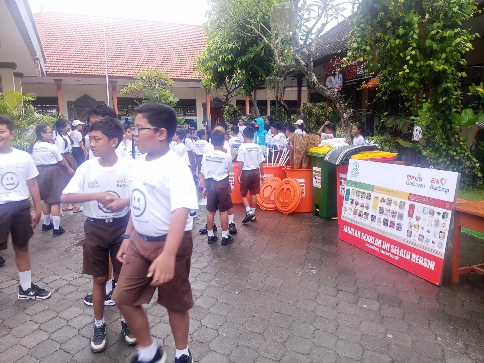 BNI angkut 423 kg sampah di Pantai Mertasari saat HPSN 2026, dorong kolaborasi dan edukasi pengelolaan sampah. (bni.co.id)