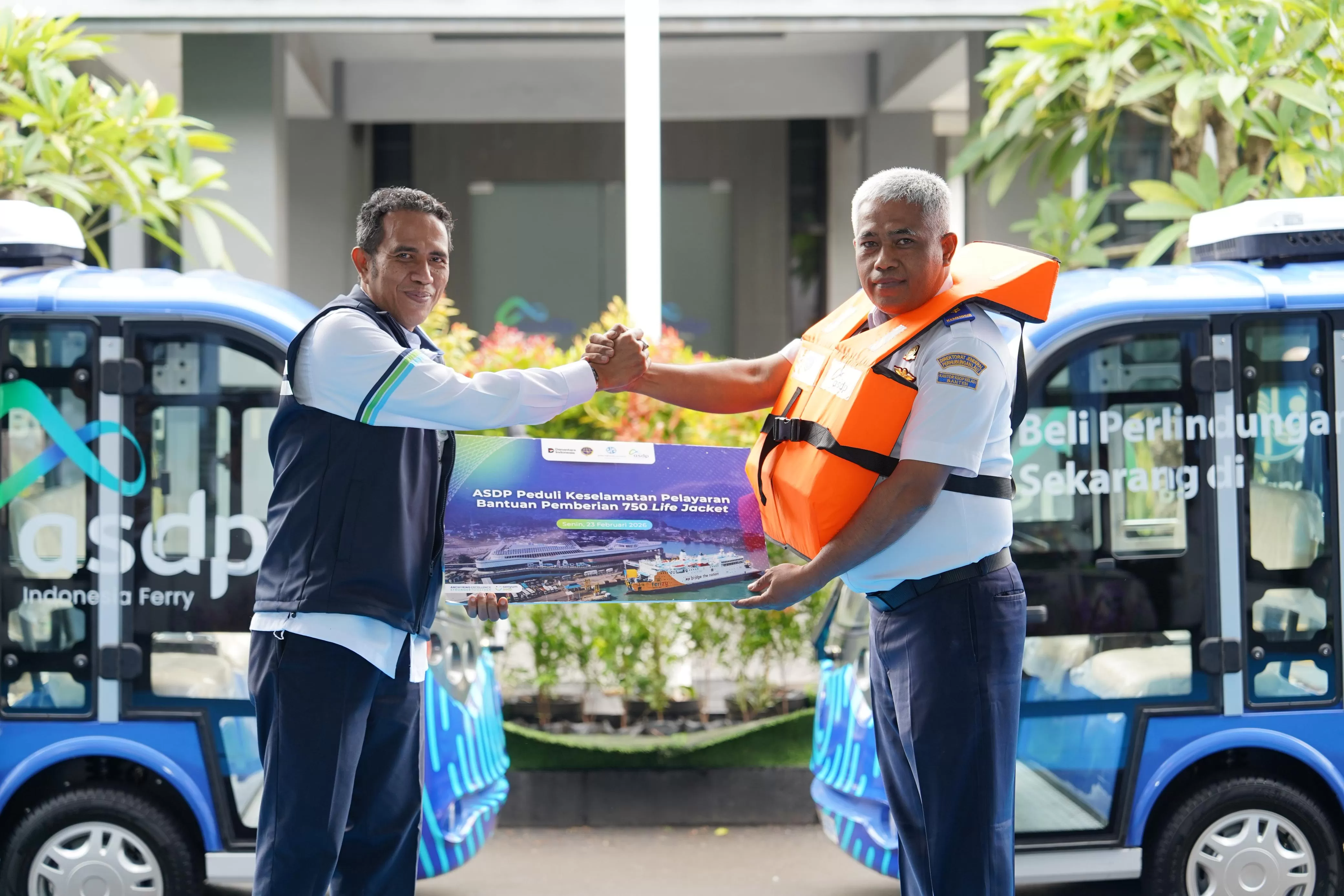ASDP serahkan 750 life jacket dan luncurkan shuttle bus listrik di Pelabuhan Merak untuk perkuat keselamatan jelang lonjakan Angkutan Lebaran. (Dok. ASDP)