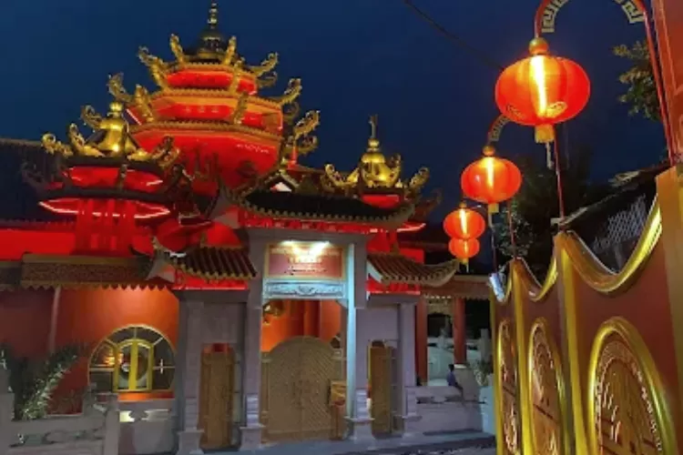 Bangunan Masjid Tjia Kang Hoo didominasi warna merah yang menjadi ciri khas arsitektur Tionghoa. (Google/Rhevanie Atria Toana)